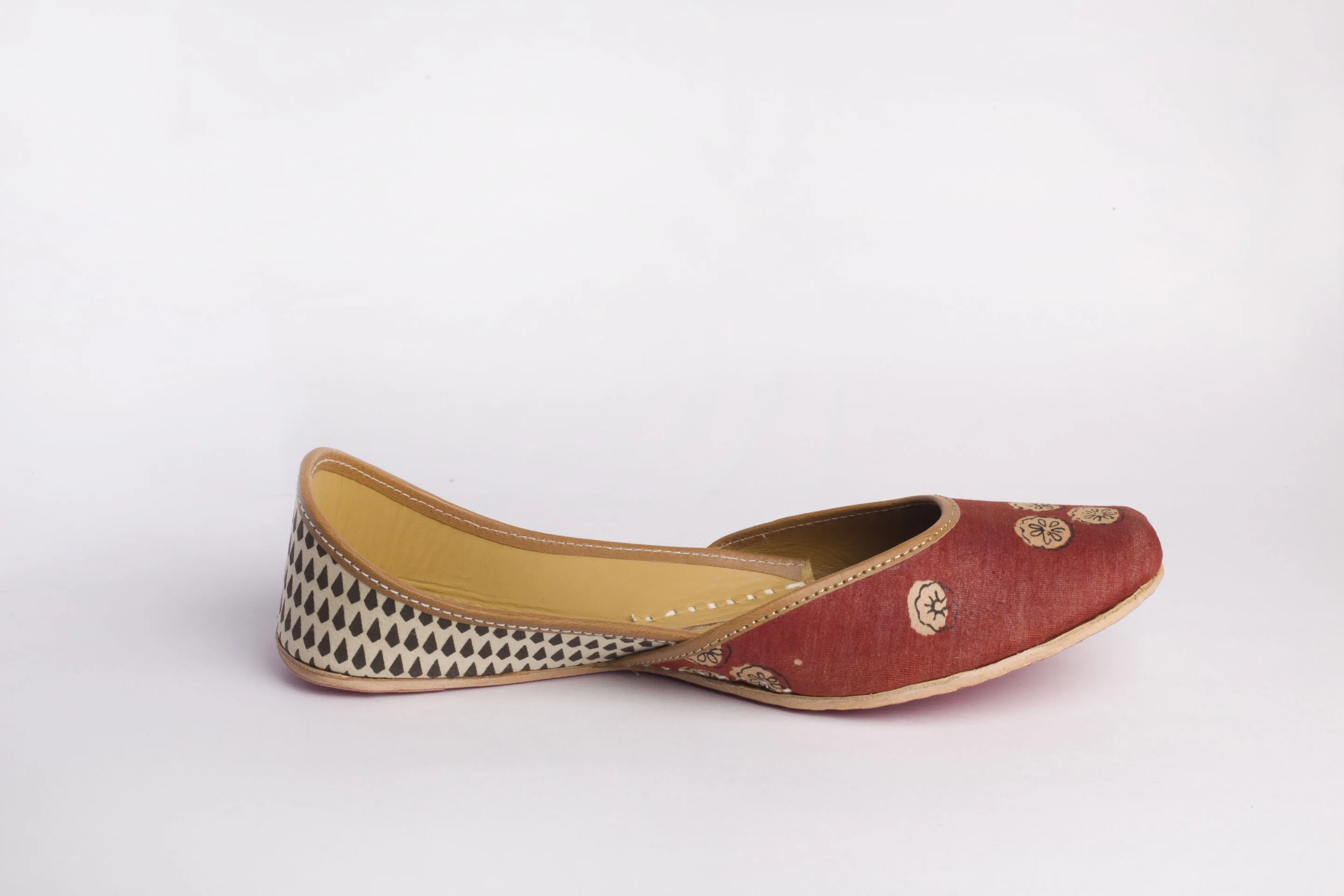 Maroon Hand embroidered Juttis